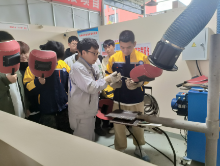 ?大國工匠進校園，一對一技能傳授 
