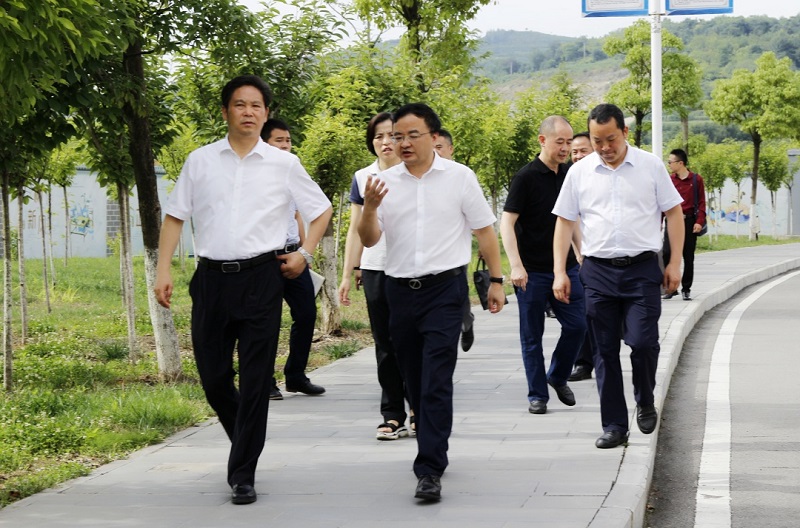 畢節(jié)市市委副書記、市長張集智一行到 畢節(jié)工業(yè)職業(yè)技術(shù)學(xué)院調(diào)研