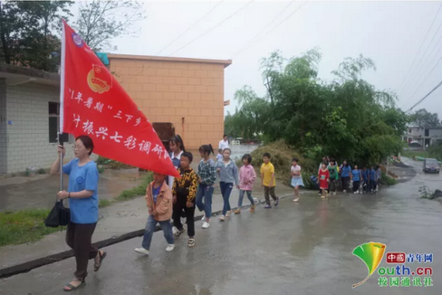 暑假期間，這群孩子因幫助村民辦實(shí)事成為了“網(wǎng)紅”
