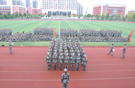 軍訓(xùn)考核展鐵骨錚錚風采 錘煉意志筑技能報國夢想