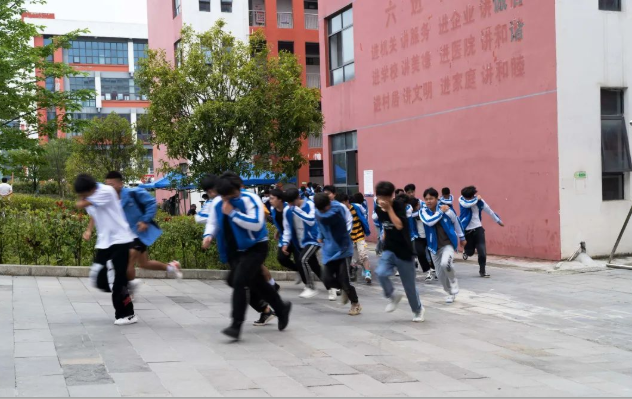 畢節(jié)工業(yè)職業(yè)技術(shù)學(xué)院舉行安全疏散演練、滅火演練及消防科普活動(dòng)
