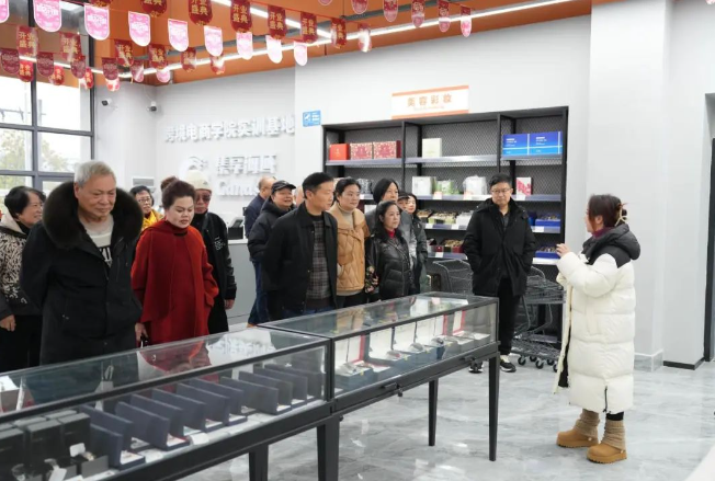 憶崢嶸歲月 話今朝發(fā)展——學院召開退休干部、教職工座談會