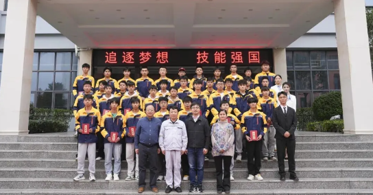 畢節(jié)工業(yè)職業(yè)技術(shù)學(xué)院舉辦“勞模工匠進(jìn)校園，匠心傳承育未來”系列活動(dòng)