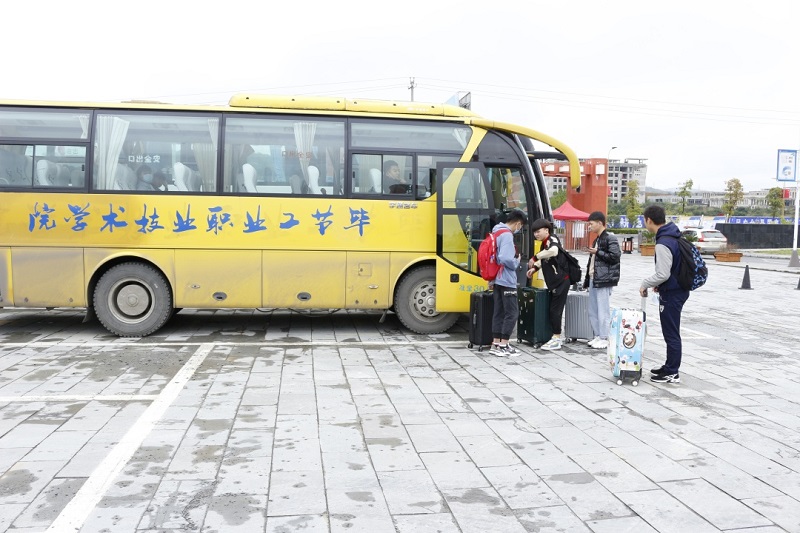 扶上馬、送一程，畢節(jié)工業(yè)職業(yè)技術(shù)學(xué)院赴企業(yè)送學(xué)生到崗實習(xí)